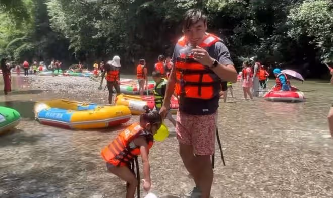 何潔一家五口出遊,兒子陽光帥氣女兒漂亮軟萌,三個娃都像媽媽