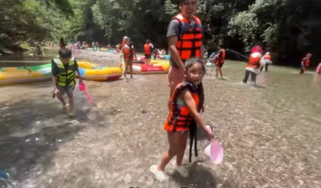 何潔一家五口出遊,兒子陽光帥氣女兒漂亮軟萌,三個娃都像媽媽