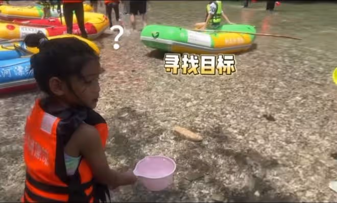 何潔一家五口出遊,兒子陽光帥氣女兒漂亮軟萌,三個娃都像媽媽