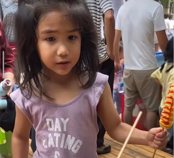 何潔一家五口出遊,兒子陽光帥氣女兒漂亮軟萌,三個娃都像媽媽
