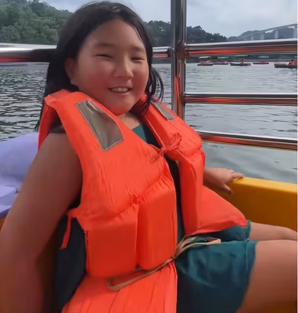 何潔一家五口出遊,兒子陽光帥氣女兒漂亮軟萌,三個娃都像媽媽