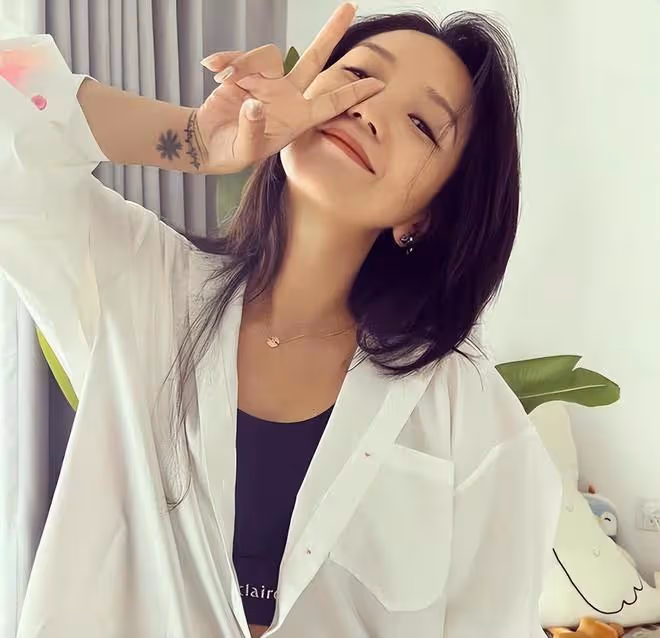 何潔一家五口出遊,兒子陽光帥氣女兒漂亮軟萌,三個娃都像媽媽