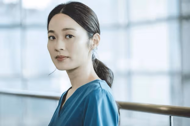 大露美背搶眼！34歲TVB力捧女星曬完美側顏！