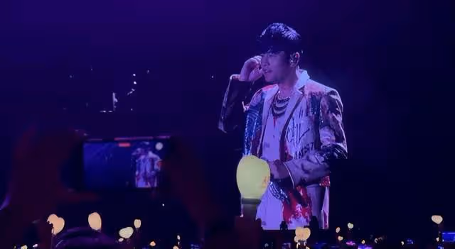 謝霆鋒調侃周杰倫:開演唱會肯定很賺錢吧?周杰倫的回應讓人笑翻