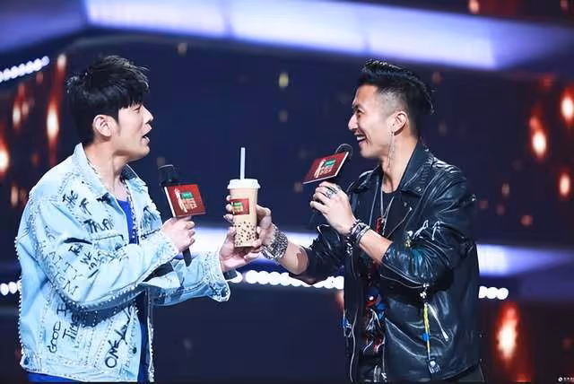 謝霆鋒調侃周杰倫:開演唱會肯定很賺錢吧?周杰倫的回應讓人笑翻