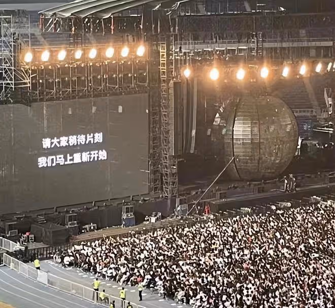周杰倫演唱會受傷現場:鐵球離地面有8米高,他蹲在地上表情難受