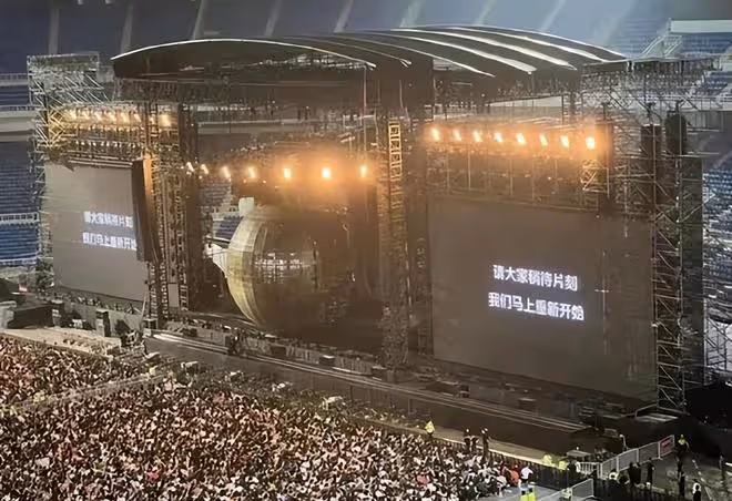 周杰倫演唱會受傷現場:鐵球離地面有8米高,他蹲在地上表情難受