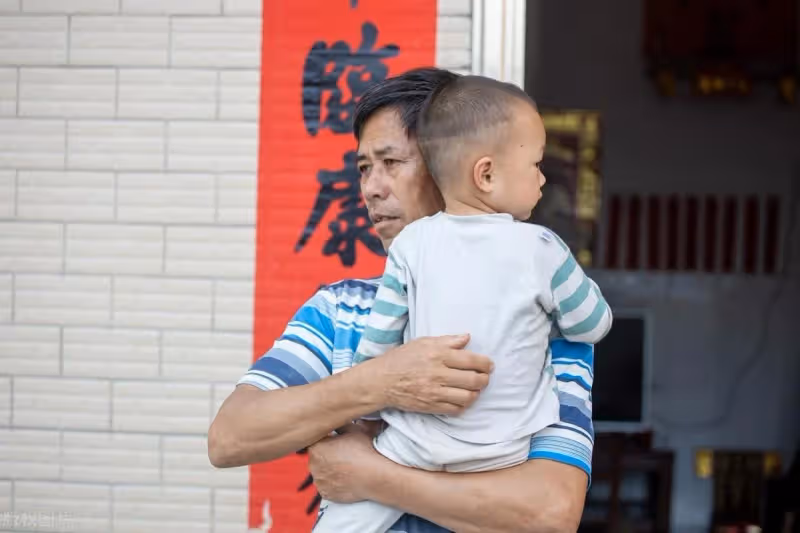 孫子開學第一天，兒媳把我們趕出房子，婆婆無奈：她真是太狠心了