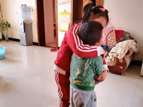 被兒子接去看孫子，卻被親家處處嫌棄，我：我在自己家，你才是客