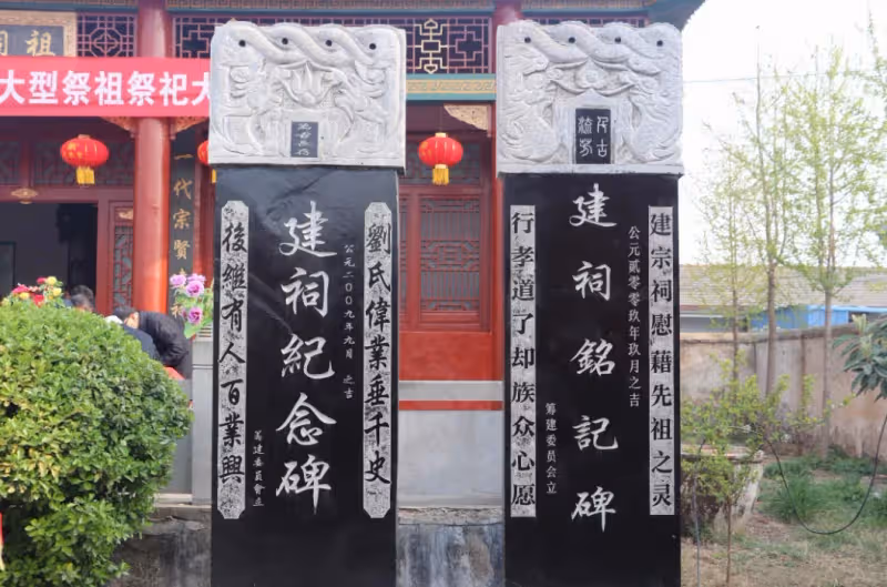 回鄉參加家譜會，身為退休縣長的他，竟被族人排擠，他笑而不語