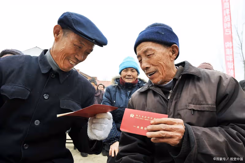 回鄉參加家譜會，身為退休縣長的他，竟被族人排擠，他笑而不語