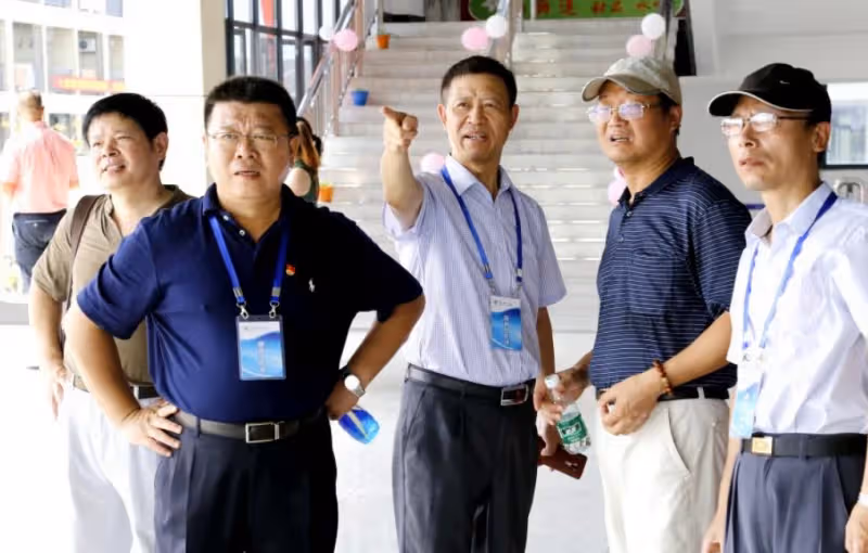 回鄉參加家譜會，身為退休縣長的他，竟被族人排擠，他笑而不語