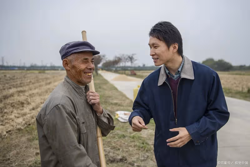 回鄉參加家譜會，身為退休縣長的他，竟被族人排擠，他笑而不語