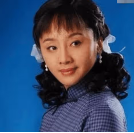 她用10年捧紅男子,男子卻轉身娶了秦海璐,如今揚眉吐氣成製片人