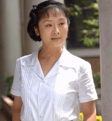 她用10年捧紅男子,男子卻轉身娶了秦海璐,如今揚眉吐氣成製片人