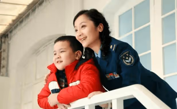 她用10年捧紅男子,男子卻轉身娶了秦海璐,如今揚眉吐氣成製片人
