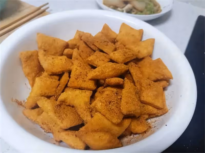 教你自製小米鍋巴，2塊錢做一大盤，金黃酥脆，比外面買的還好吃