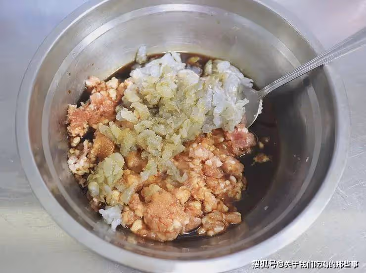 調韭菜餡時,萬不可放2味料,10個人做8個放,難怪餃子不香不好吃
