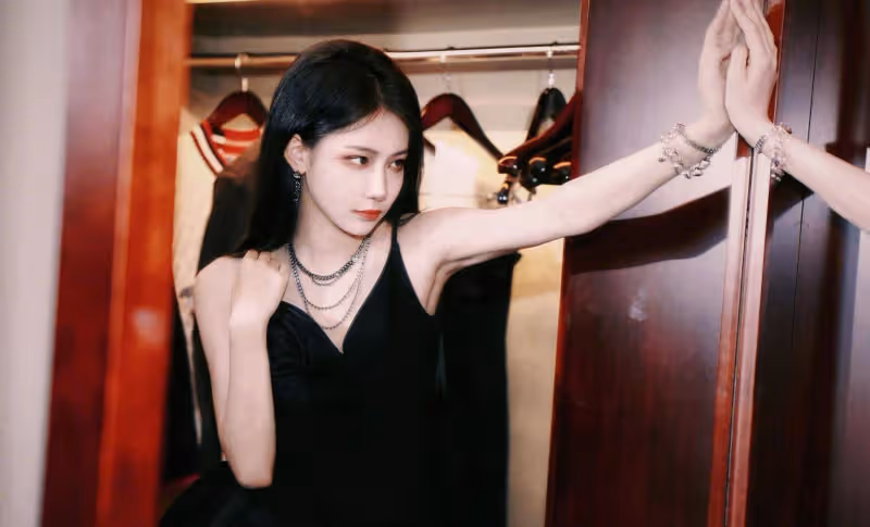 袁一琦黑裙亮相紅毯吸睛