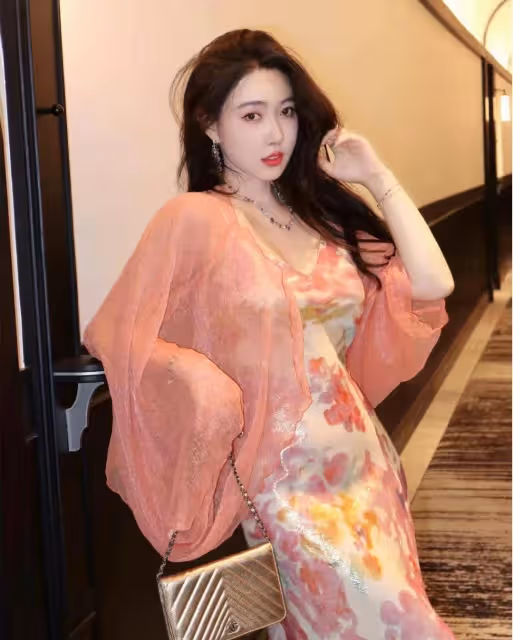 超顯身材曲線!真絲弔帶裙充滿了微光,搖曳著各種韻味