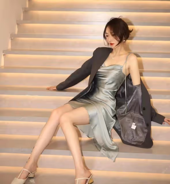 超顯身材曲線!真絲弔帶裙充滿了微光,搖曳著各種韻味
