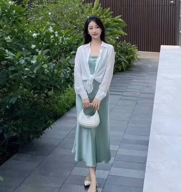 超顯身材曲線!真絲弔帶裙充滿了微光,搖曳著各種韻味