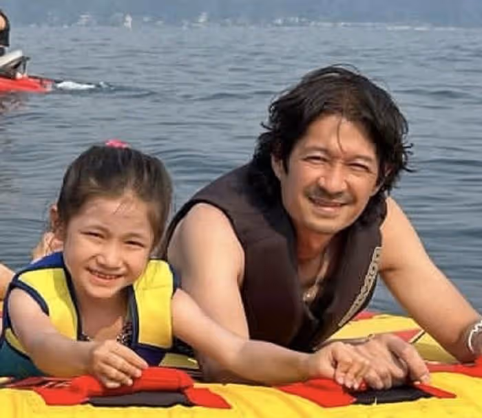 鍾嘉欣曬全家度假照,與年長13歲老公像父女,一家五口如祖孫三代