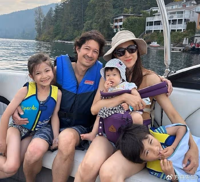 鍾嘉欣曬全家度假照,與年長13歲老公像父女,一家五口如祖孫三代