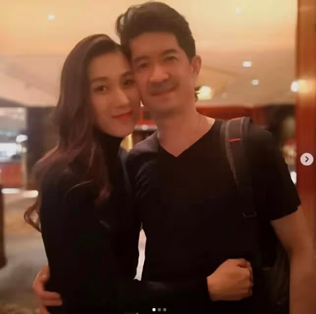 鍾嘉欣曬全家度假照,與年長13歲老公像父女,一家五口如祖孫三代