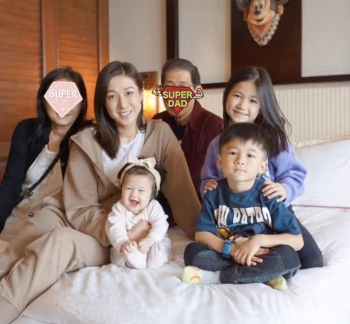 鍾嘉欣曬全家度假照，與年長13歲老公像父女，一家五口如祖孫三代