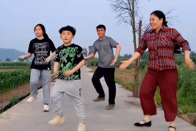 農民夫妻因自創魔性舞蹈走紅,成鄉村致富的帶頭人,完美實現逆襲