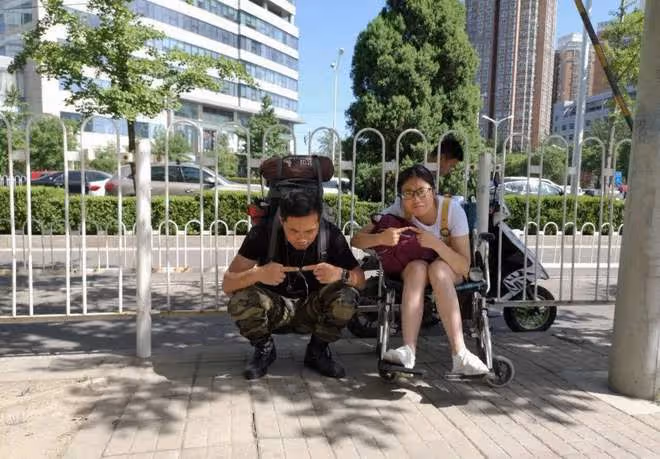 回顧:15年小伙不顧家人反對與企鵝病女友窮游全國,游出愛心路線