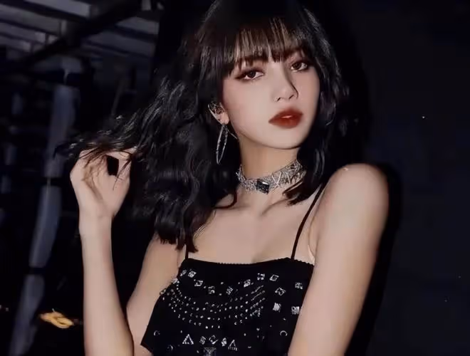 Lisa將亮相巴黎瘋馬秀引爭議,脫衣舞表演裸體美學,被評尺度太大