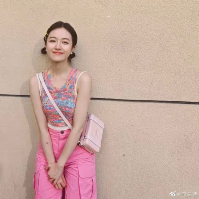 扎馬步拍照,玄彬是懂孫藝珍美貌的!