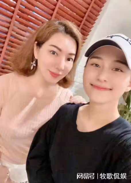 黃曉明上海豪宅內景曝光,牆壁掛自畫像好自戀,髮際線像假髮套