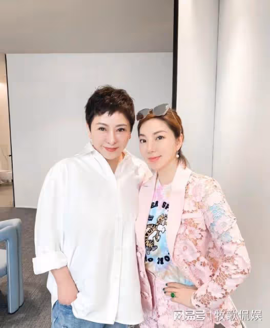 黃曉明上海豪宅內景曝光,牆壁掛自畫像好自戀,髮際線像假髮套