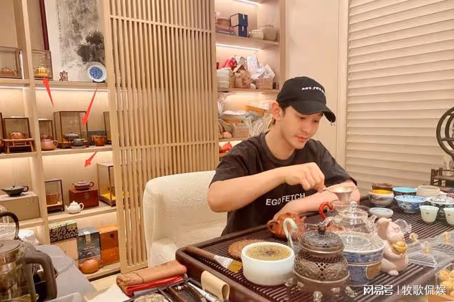 黃曉明上海豪宅內景曝光，牆壁掛自畫像好自戀，髮際線像假髮套