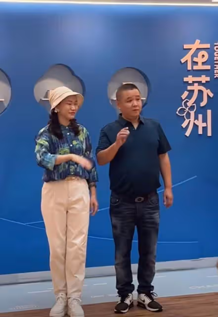 王俊凱爸媽現身蘇州，一群女粉絲圍觀拍照陣仗大，網友直呼太誇張