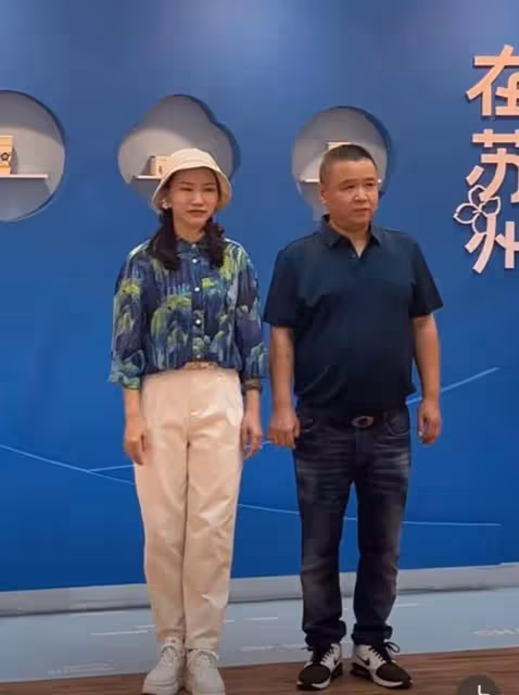 王俊凱爸媽現身蘇州，一群女粉絲圍觀拍照陣仗大，網友直呼太誇張