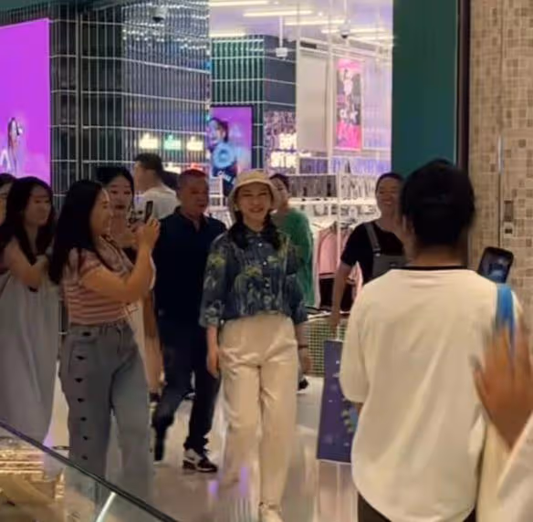 王俊凱爸媽現身蘇州，一群女粉絲圍觀拍照陣仗大，網友直呼太誇張