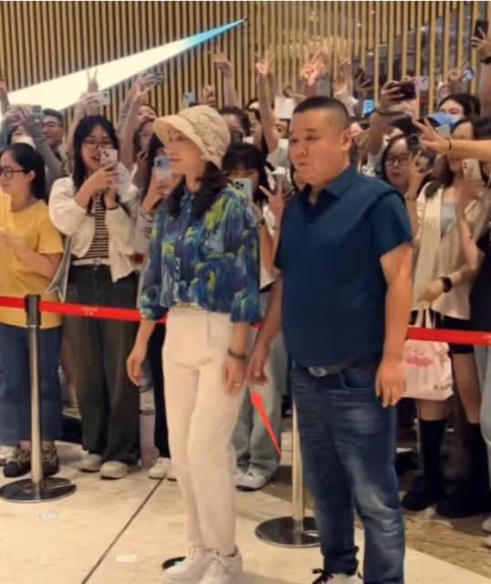 王俊凱爸媽現身蘇州，一群女粉絲圍觀拍照陣仗大，網友直呼太誇張