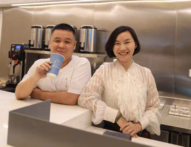 王俊凱爸媽現身蘇州,一群女粉絲圍觀拍照陣仗大,網友直呼太誇張