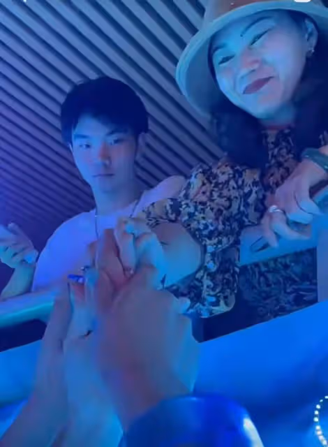 王俊凱爸媽現身蘇州,一群女粉絲圍觀拍照陣仗大,網友直呼太誇張