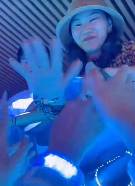 王俊凱爸媽現身蘇州,一群女粉絲圍觀拍照陣仗大,網友直呼太誇張