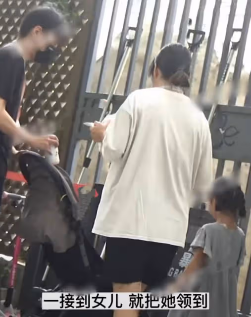 趙又廷推嬰兒車接女兒放學,4歲Rhea在內地讀書,被贊神似高圓圓