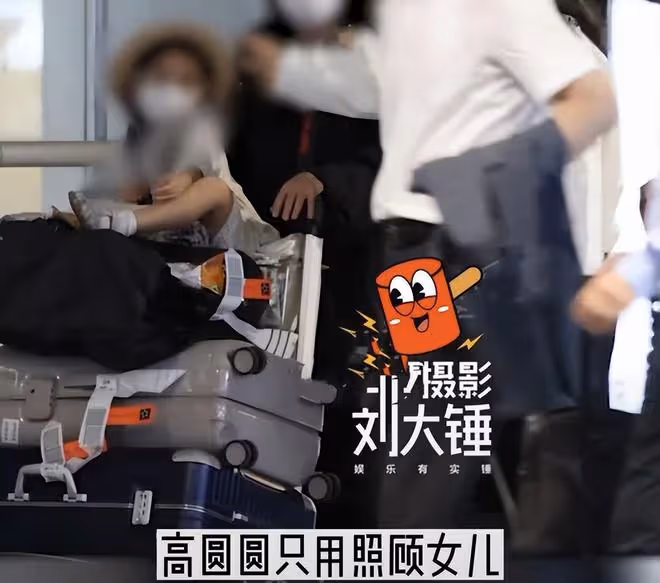 趙又廷推嬰兒車接女兒放學,4歲Rhea在內地讀書,被贊神似高圓圓