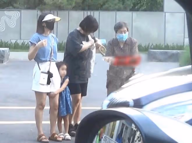 趙又廷推嬰兒車接女兒放學,4歲Rhea在內地讀書,被贊神似高圓圓