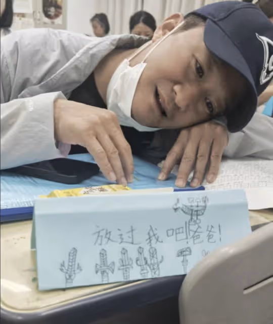 謝楠曬全家福為長子慶生,和吳京同款造型像哥們兒,倆兒子都隨媽