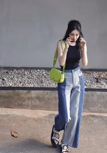 被上海街頭的「背心+闊腿褲」驚艷!看著又瘦又時髦,回頭率特高