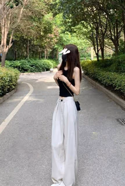 被上海街頭的「背心+闊腿褲」驚艷!看著又瘦又時髦,回頭率特高